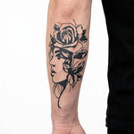Tatuaggio semi-permanente INKON Ritratto di Donna e Rosa applicato su un uomo – design 4 x 7 in (10x17cm), aspetto realistico dell'inchiostro, dura 10 giorni