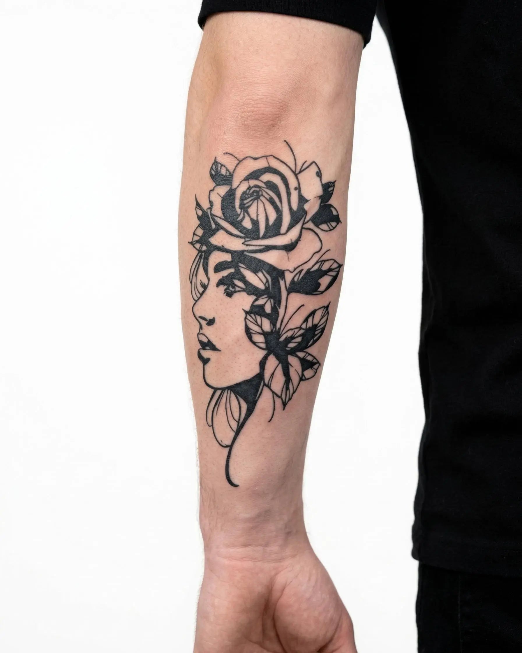 Tatuaggio semi-permanente INKON Ritratto di Donna e Rosa applicato su un uomo – design 4 x 7 in (10x17cm), aspetto realistico dell'inchiostro, dura 10 giorni