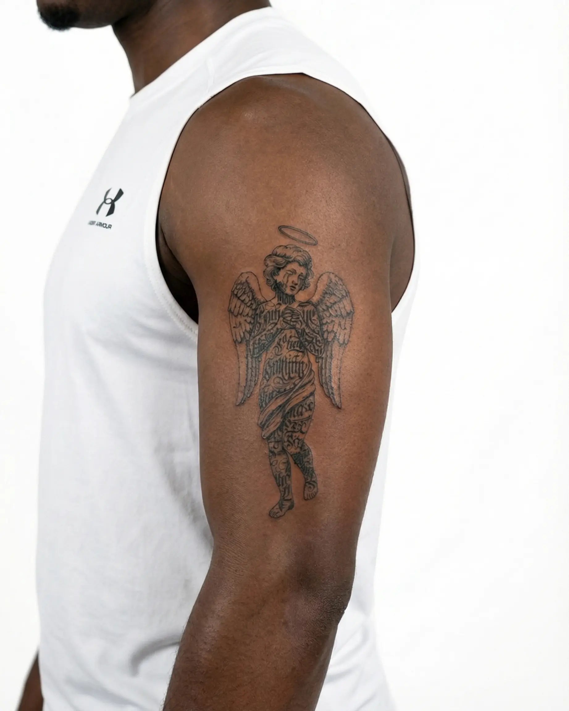 Tatuaggio semi-permanente INKON Angelo Lettering applicato su un uomo – design 4 x 7 in (10x17cm), aspetto realistico dell'inchiostro, dura 10 giorni
