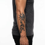 Tatuaggio semi-permanente INKON Pugno Corazzato e Mazza applicato su un uomo – design 4 x 7 in (10x17cm), aspetto realistico dell'inchiostro, dura 10 giorni