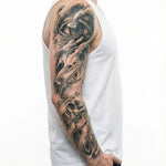 Tatuaggio semi-permanente INKON Dragon Eye & Skull applicato su un uomo – design 8 x 20 in (20x50cm), aspetto realistico dell'inchiostro, dura 10 giorni