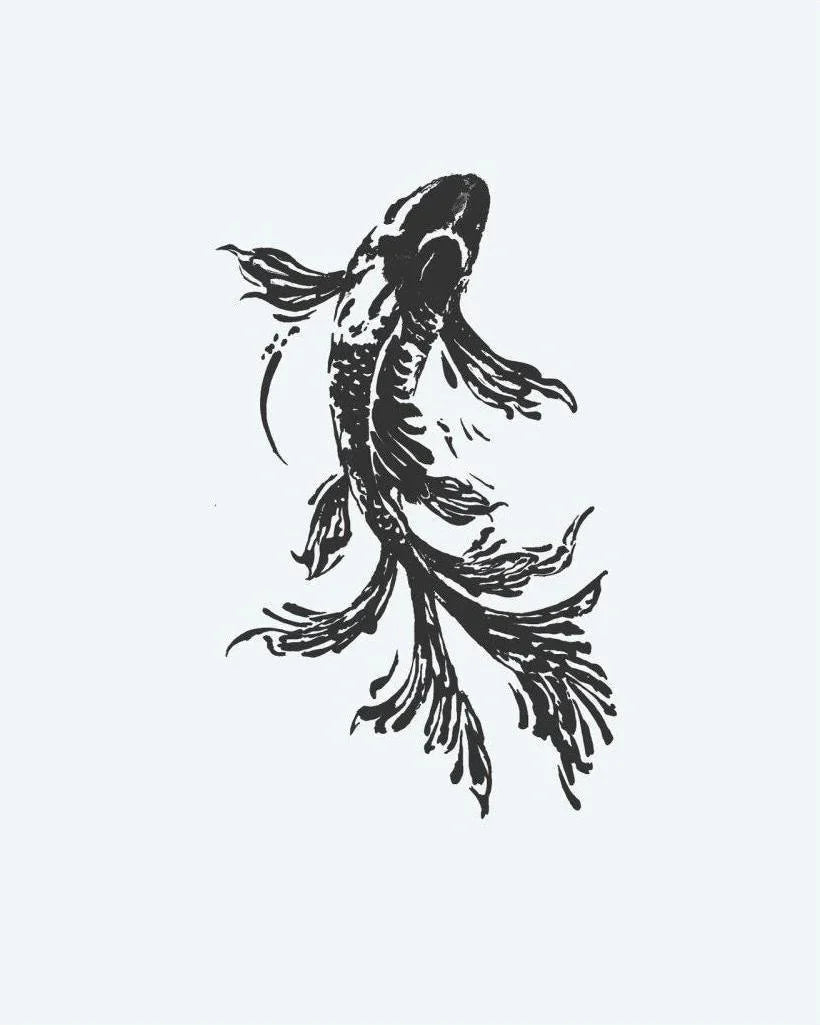 Design del tatuaggio semi-permanente Pesce Koi a Pennellate d'Inchiostro di INKON – illustrazione pesce, fluenti, pinne, reso, espressivo, 4 x 4 in (9x9cm), disponibile su inkon.co
