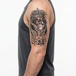 Tatuaggio semi-permanente INKON Leone Coronato e Angelo applicato su un uomo – design 4 x 7 in (10x17cm), aspetto realistico dell'inchiostro, dura 10 giorni