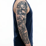 Tatuaggio semi-permanente INKON Nautical Ship & Compass applicato su un uomo – design 8 x 20 in (20x50cm), aspetto realistico dell'inchiostro, dura 10 giorni
