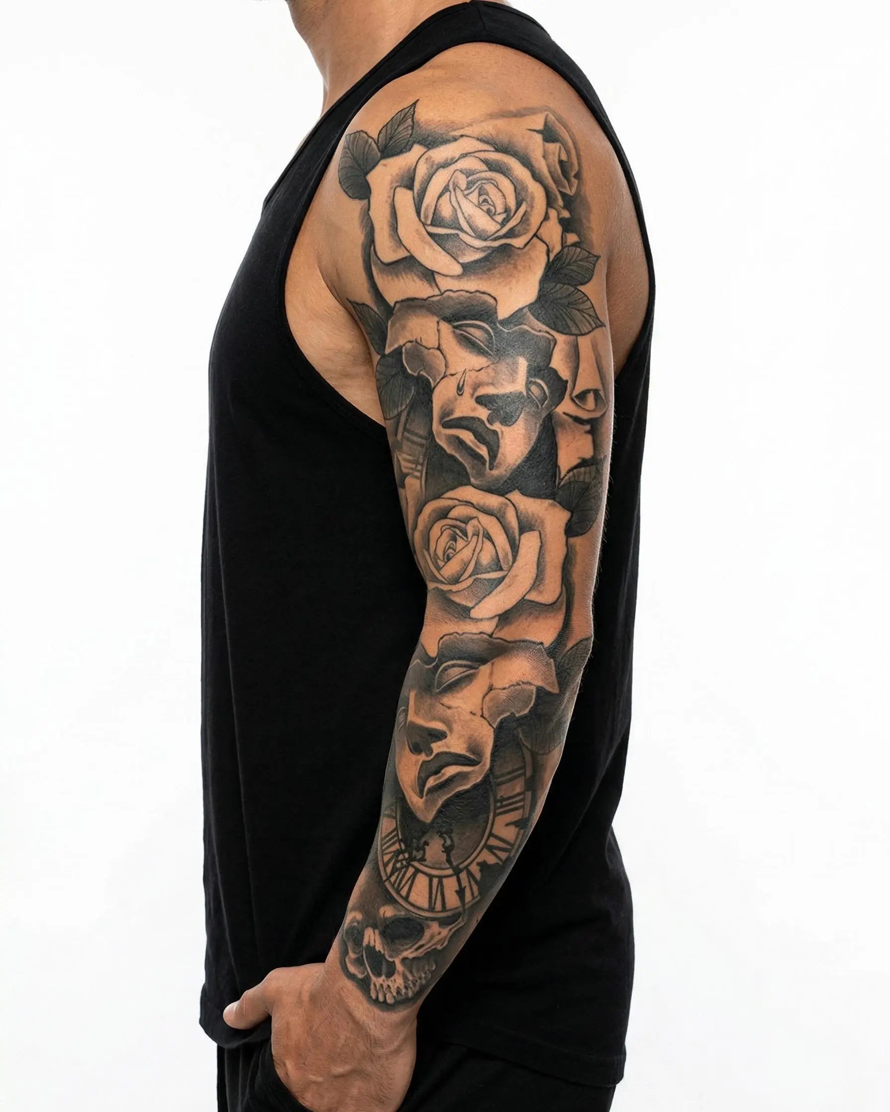 Tatuaggio semi-permanente INKON Theater Masks, Roses & Skull applicato su un uomo – design 8 x 20 in (20x50cm), aspetto realistico dell'inchiostro, dura 10 giorni