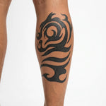 Tatuaggio semi-permanente INKON Testa di Drago Tribale applicato su un uomo – design 4 x 7 in (10x17cm), aspetto realistico dell'inchiostro, dura 10 giorni