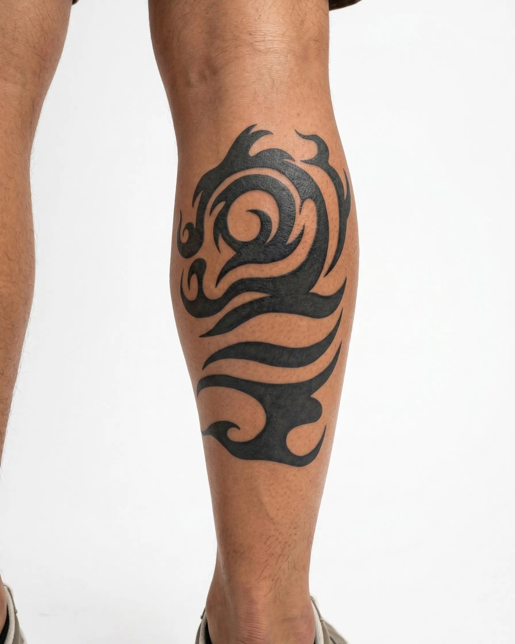 Tatuaggio semi-permanente INKON Testa di Drago Tribale applicato su un uomo – design 4 x 7 in (10x17cm), aspetto realistico dell'inchiostro, dura 10 giorni