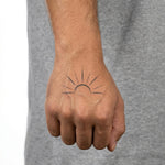 Tatuaggio semi-permanente INKON Rising Sun applicato su un uomo – design 2 x 2 in (5x5cm), aspetto realistico dell'inchiostro, dura 10 giorni
