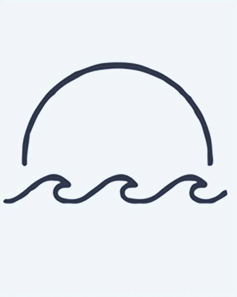 Design del tatuaggio semi-permanente Sunset & Waves di INKON – illustrazione di mezzo sole minimalista sulle onde dell'oceano, 2 x 2 in (5x5cm), disponibile su inkon.co