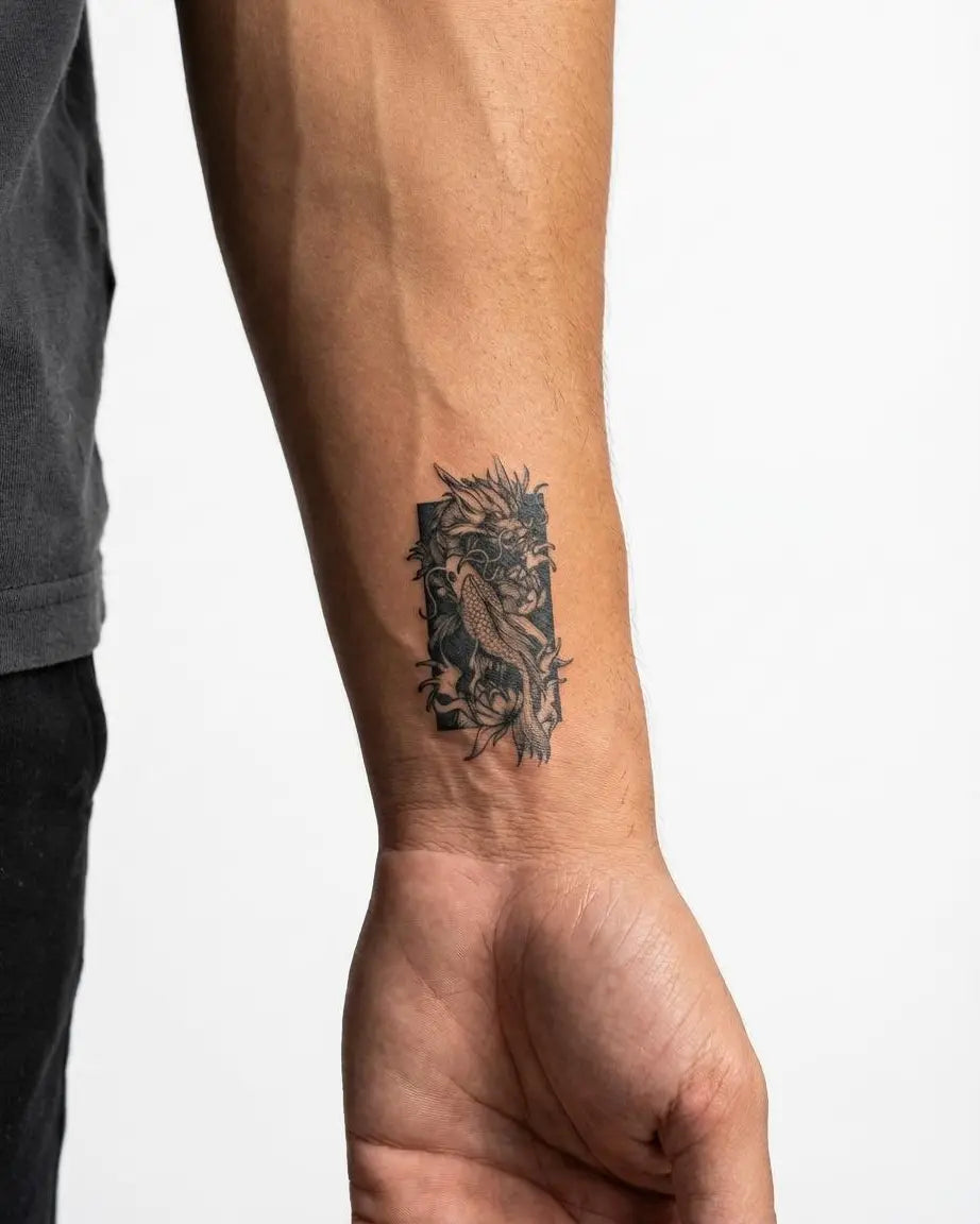 Tatuaggio semi-permanente INKON Dragon Koi applicato su un uomo – design 2 x 2 in (5x5cm), aspetto realistico dell'inchiostro, dura 10 giorni
