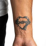 Tatuaggio semi-permanente INKON Sacred Heart & Thorns applicato su un uomo – design 2 x 2 in (5x5cm), aspetto realistico dell'inchiostro, dura 10 giorni