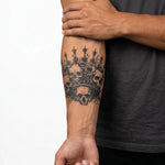 Tatuaggio semi-permanente INKON Skull Crown applicato su un uomo – design 4 x 4 in (9x9cm), aspetto realistico dell'inchiostro, dura 10 giorni