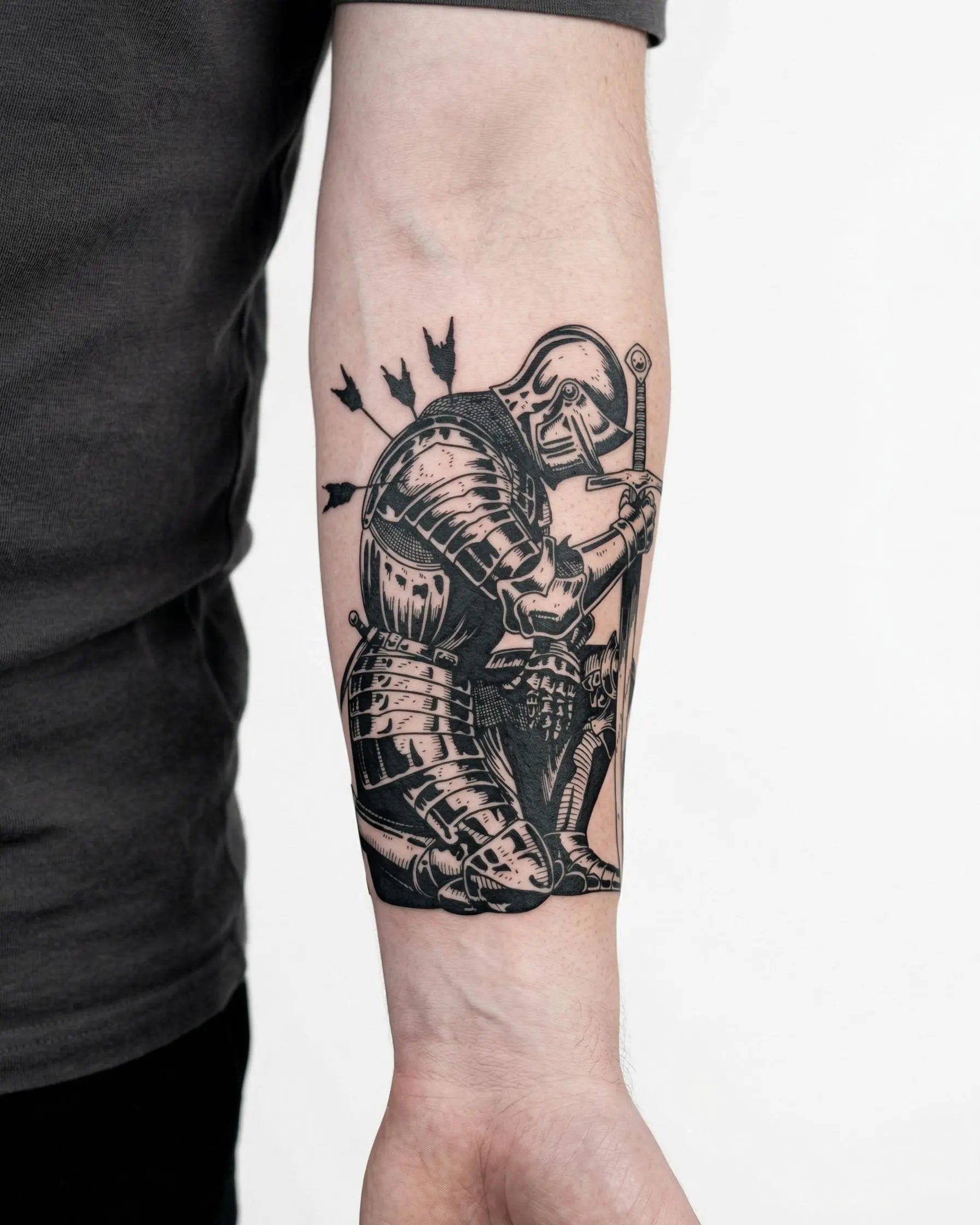 Tatuaggio semi-permanente INKON Cavaliere Caduto applicato su un uomo – design 4 x 7 in (10x17cm), aspetto realistico dell'inchiostro, dura 10 giorni