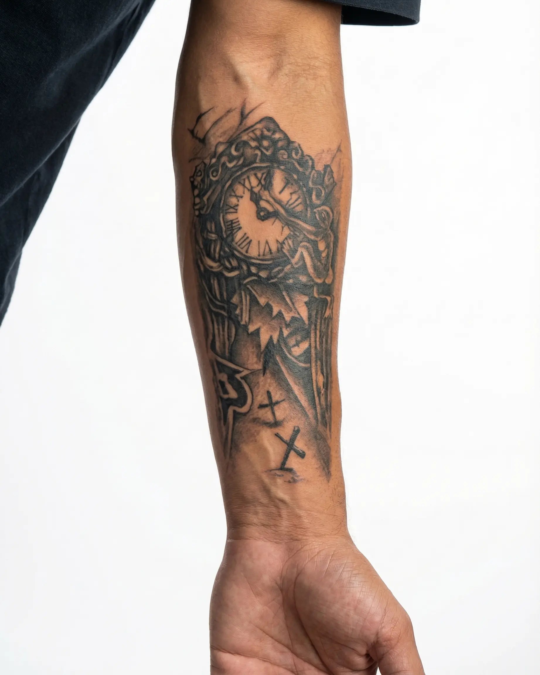 Tatuaggio semi-permanente INKON Torre dell'Orologio Gotica applicato su un uomo – design 4 x 7 in (10x17cm), aspetto realistico dell'inchiostro, dura 10 giorni