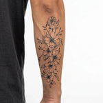 Tatuaggio semi-permanente INKON Cascata di Fiori di Ciliegio applicato su un uomo – design 4 x 7 in (10x17cm), aspetto realistico dell'inchiostro, dura 10 giorni
