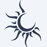 Design del tatuaggio semi-permanente Sun & Moon di INKON – illustrazione di luna crescente annidata tra i raggi del sole, 2 x 2 in (5x5cm), disponibile su inkon.co
