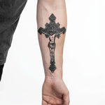 Tatuaggio semi-permanente INKON Crocifisso applicato su un uomo – design 4 x 7 in (10x17cm), aspetto realistico dell'inchiostro, dura 10 giorni