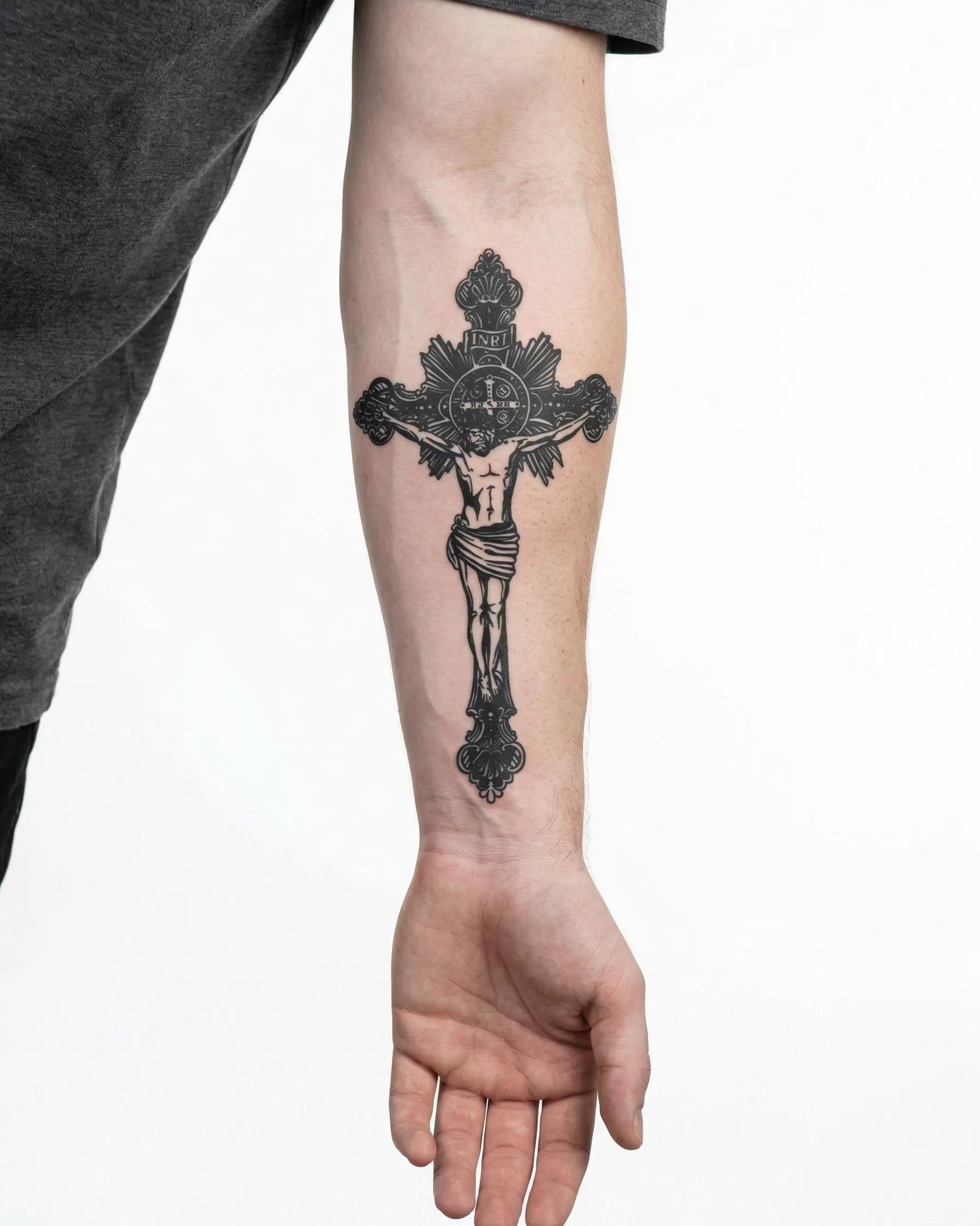 Tatuaggio semi-permanente INKON Crocifisso applicato su un uomo – design 4 x 7 in (10x17cm), aspetto realistico dell'inchiostro, dura 10 giorni