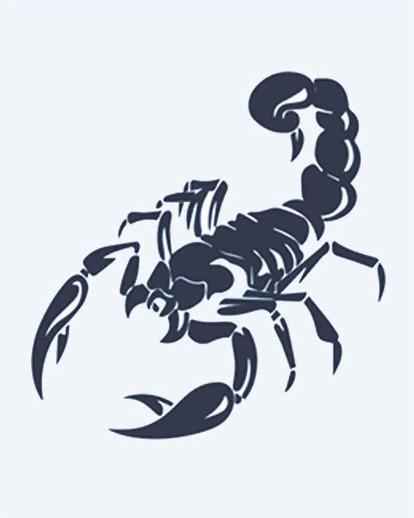 Design del tatuaggio semi-permanente Striking Scorpion di INKON – illustrazione di scorpione dinamico con coda alzata, 2 x 2 in (5x5cm), disponibile su inkon.co