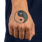 Tatuaggio semi-permanente INKON Yin Yang applicato su un uomo – design 2 x 2 in (5x5cm), aspetto realistico dell'inchiostro, dura 10 giorni