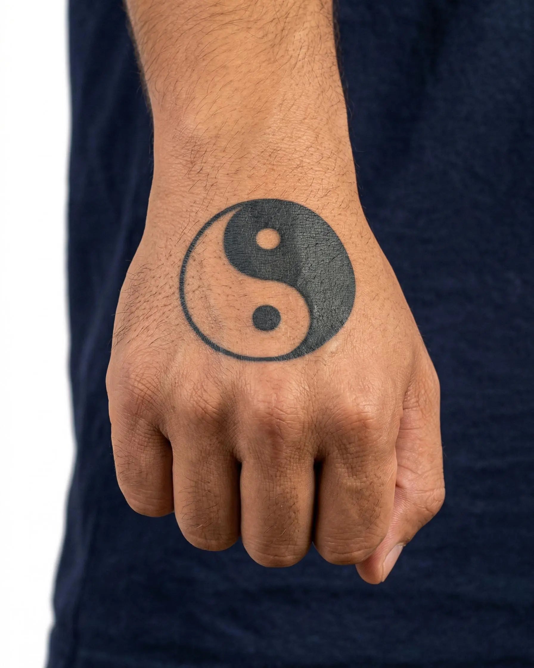 Tatuaggio semi-permanente INKON Yin Yang applicato su un uomo – design 2 x 2 in (5x5cm), aspetto realistico dell'inchiostro, dura 10 giorni