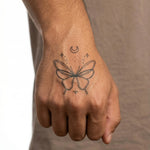 Tatuaggio semi-permanente INKON Celestial Butterfly applicato su un uomo – design 2 x 2 in (5x5cm), aspetto realistico dell'inchiostro, dura 10 giorni