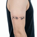Tatuaggio semi-permanente INKON Creation Hands applicato su un uomo – design 3 x 4 in (6x11cm), aspetto realistico dell'inchiostro, dura 10 giorni