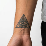 Tatuaggio semi-permanente INKON All-Seeing Eye applicato su un uomo – design 2 x 2 in (5x5cm), aspetto realistico dell'inchiostro, dura 10 giorni