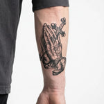 Tatuaggio semi-permanente INKON Mani in Preghiera e Rosario applicato su un uomo – design 4 x 7 in (10x17cm), aspetto realistico dell'inchiostro, dura 10 giorni