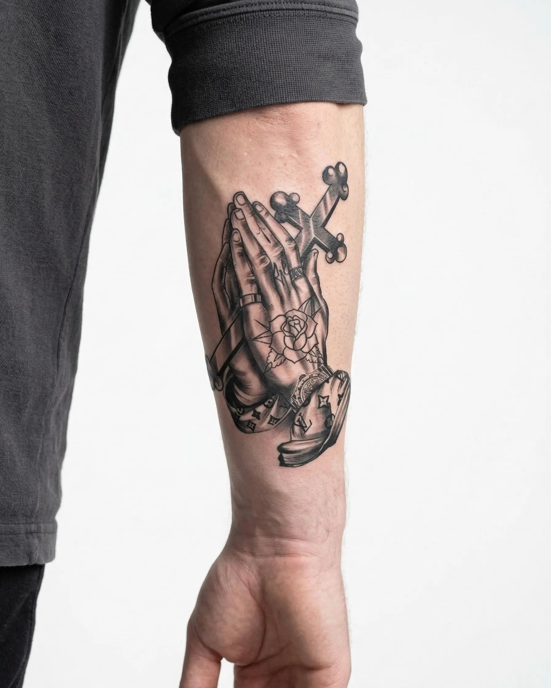 Tatuaggio semi-permanente INKON Mani in Preghiera e Rosario applicato su un uomo – design 4 x 7 in (10x17cm), aspetto realistico dell'inchiostro, dura 10 giorni