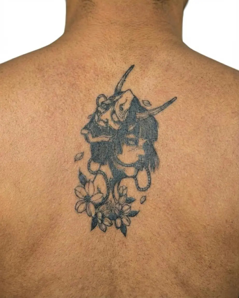 Tatuaggio semi-permanente INKON Maschera Hannya e Geisha applicato su un uomo – design 4 x 7 in (10x17cm), aspetto realistico dell'inchiostro, dura 10 giorni