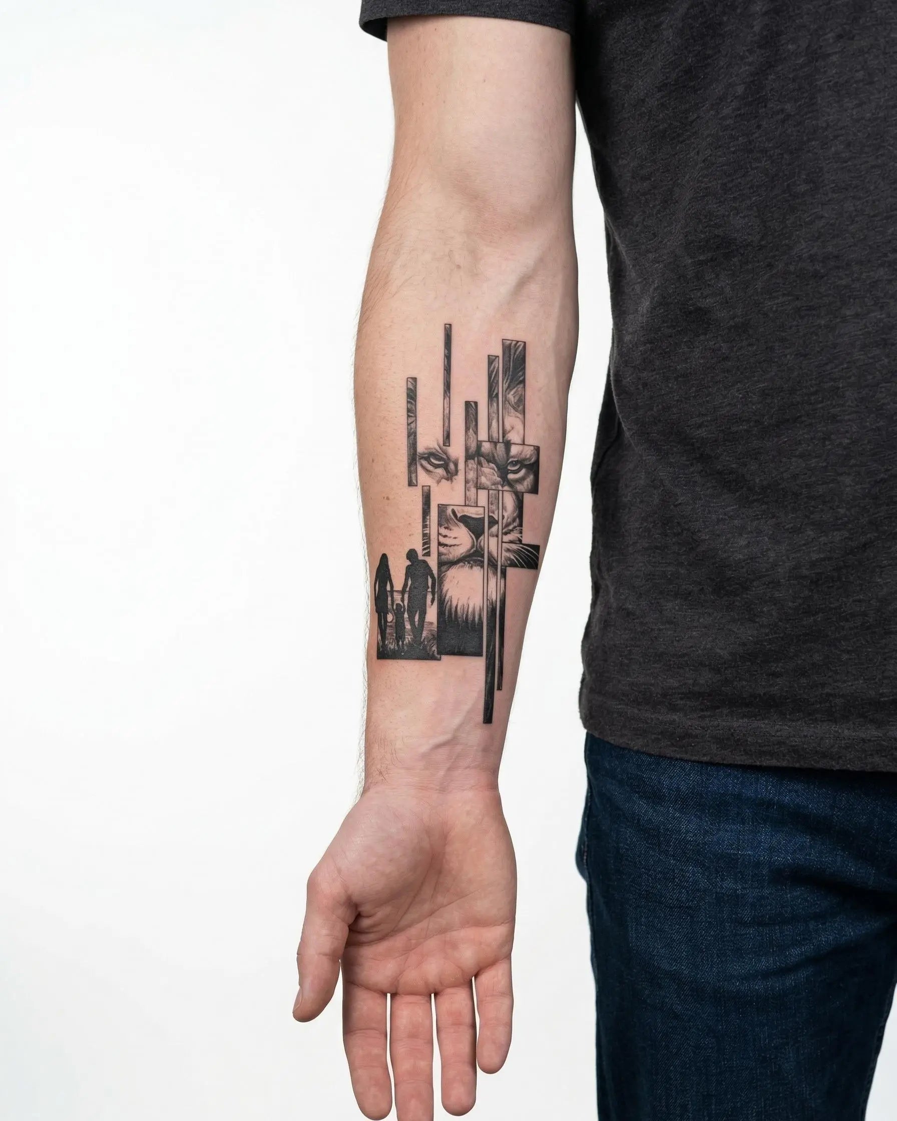 Tatuaggio semi-permanente INKON Leone e Silhouette di Famiglia applicato su un uomo – design 4 x 7 in (10x17cm), aspetto realistico dell'inchiostro, dura 10 giorni
