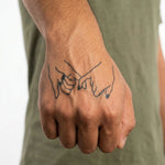 Tatuaggio semi-permanente INKON Pinky Promise applicato su un uomo – design 2 x 2 in (5x5cm), aspetto realistico dell'inchiostro, dura 10 giorni