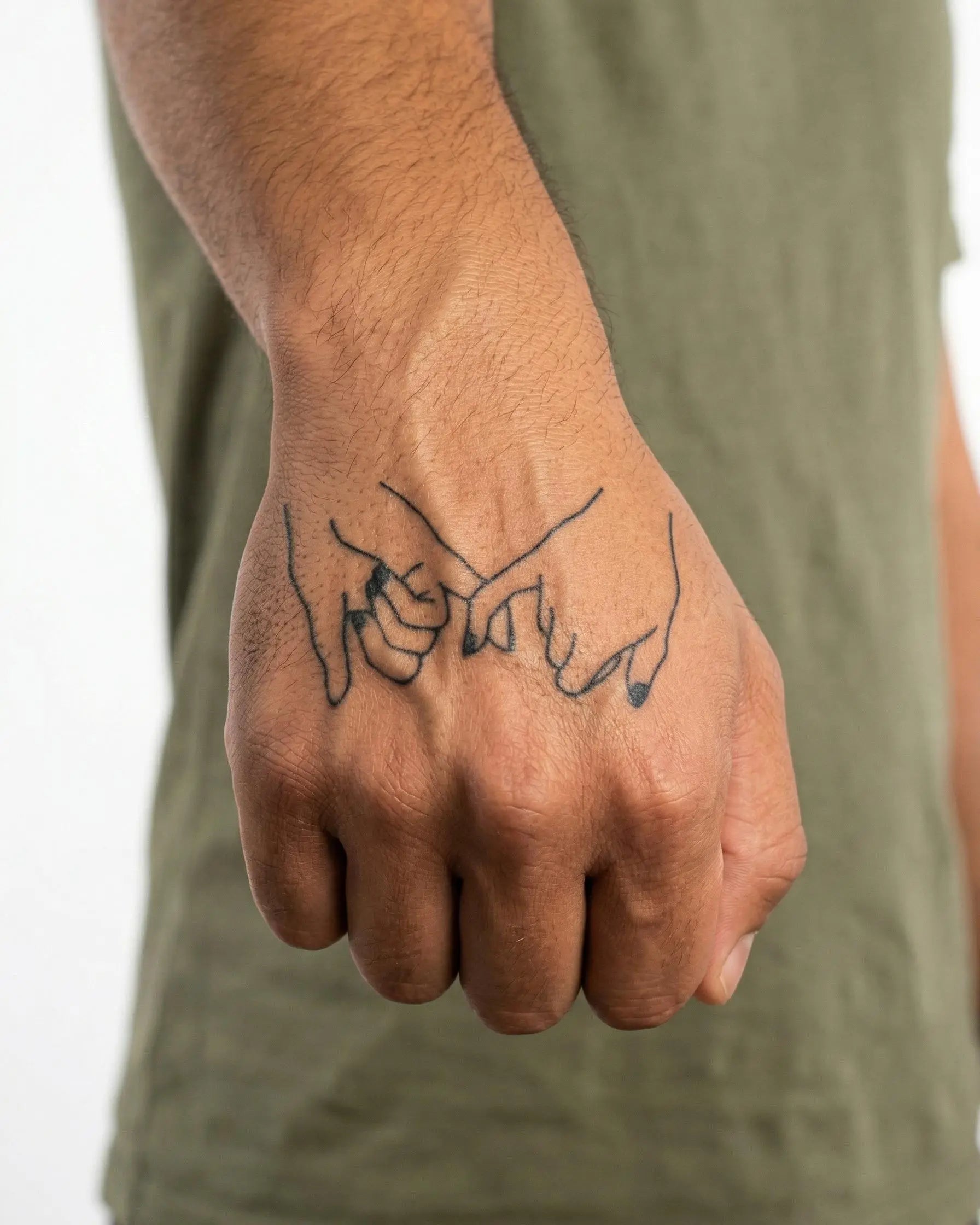 Tatuaggio semi-permanente INKON Pinky Promise applicato su un uomo – design 2 x 2 in (5x5cm), aspetto realistico dell'inchiostro, dura 10 giorni