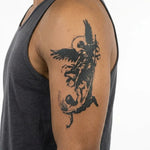 Tatuaggio semi-permanente INKON Fallen Angel Battle applicato su un uomo – design 4 x 8 in (11x21cm), aspetto realistico dell'inchiostro, dura 10 giorni