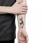 Tatuaggio semi-permanente INKON Fallen Skeleton applicato su un uomo – design 3 x 4 in (6x11cm), aspetto realistico dell'inchiostro, dura 10 giorni