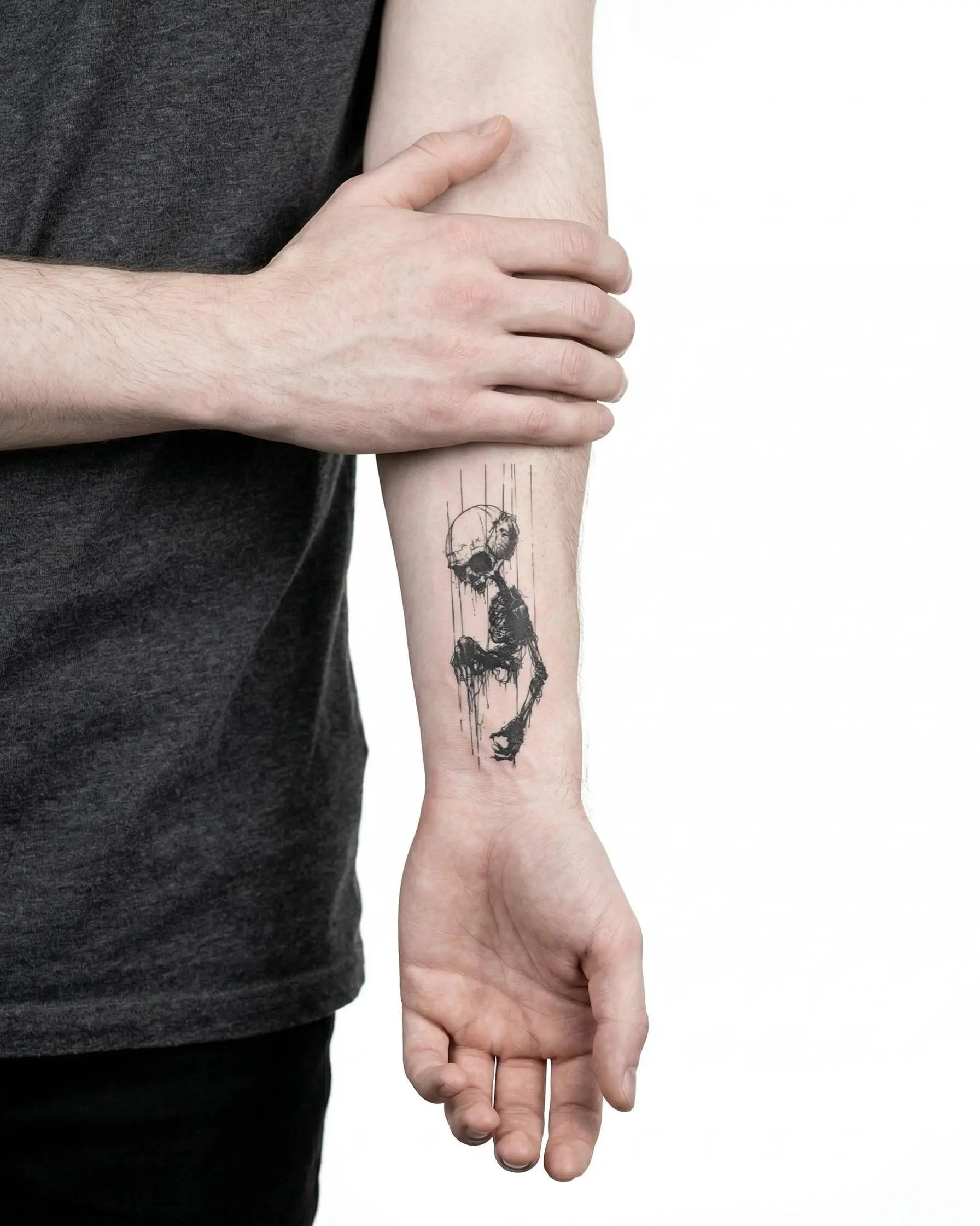Tatuaggio semi-permanente INKON Fallen Skeleton applicato su un uomo – design 3 x 4 in (6x11cm), aspetto realistico dell'inchiostro, dura 10 giorni