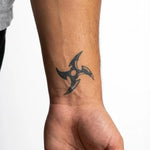 Tatuaggio semi-permanente INKON Ninja Star applicato su un uomo – design 2 x 2 in (5x5cm), aspetto realistico dell'inchiostro, dura 10 giorni