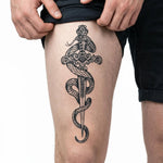 Tatuaggio semi-permanente INKON Snake & Ornate Dagger applicato su un uomo – design 4 x 8 in (11x21cm), aspetto realistico dell'inchiostro, dura 10 giorni