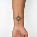 Tatuaggio semi-permanente INKON Starburst applicato su un uomo – design 2 x 2 in (5x5cm), aspetto realistico dell'inchiostro, dura 10 giorni