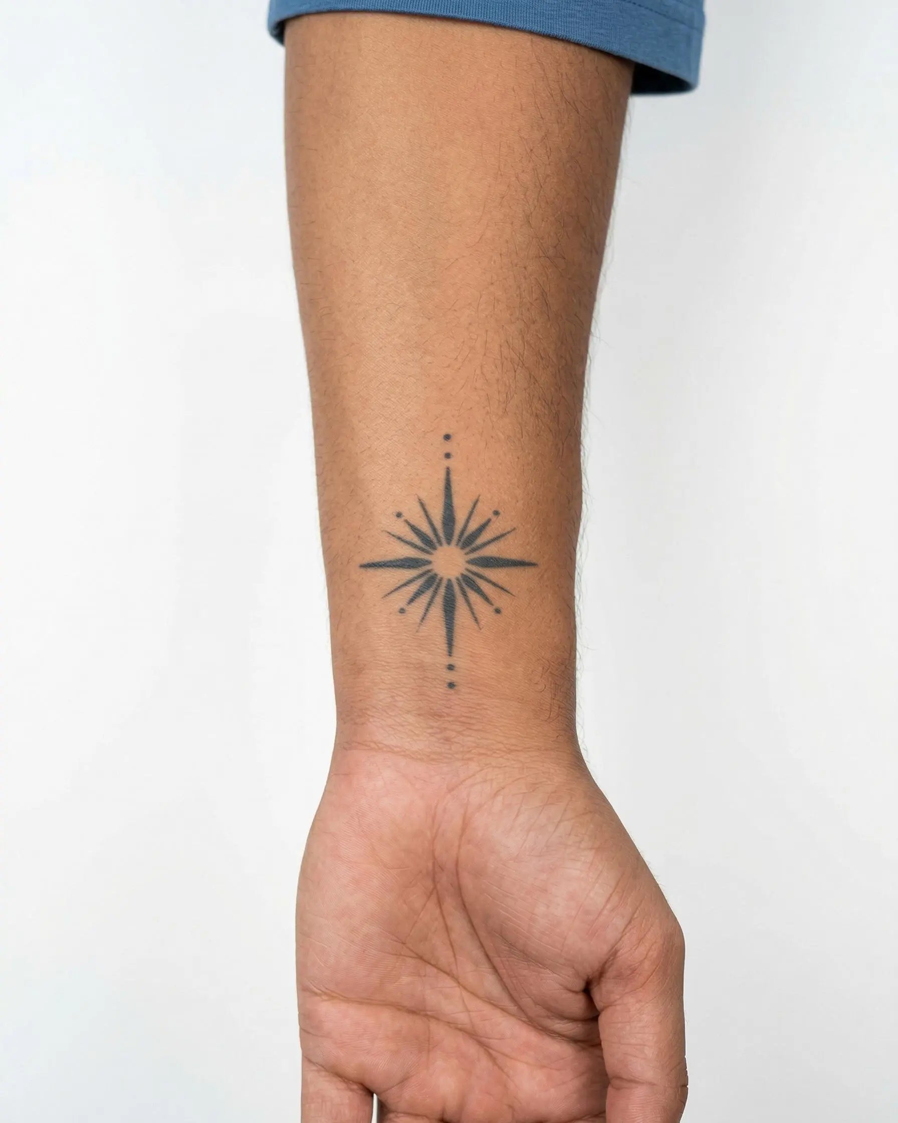 Tatuaggio semi-permanente INKON Starburst applicato su un uomo – design 2 x 2 in (5x5cm), aspetto realistico dell'inchiostro, dura 10 giorni