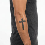Tatuaggio semi-permanente INKON Rustic Cross applicato su un uomo – design 3 x 4 in (6x11cm), aspetto realistico dell'inchiostro, dura 10 giorni