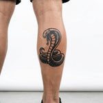 Tatuaggio semi-permanente INKON Cobra Reale applicato su un uomo – design 4 x 7 in (10x17cm), aspetto realistico dell'inchiostro, dura 10 giorni