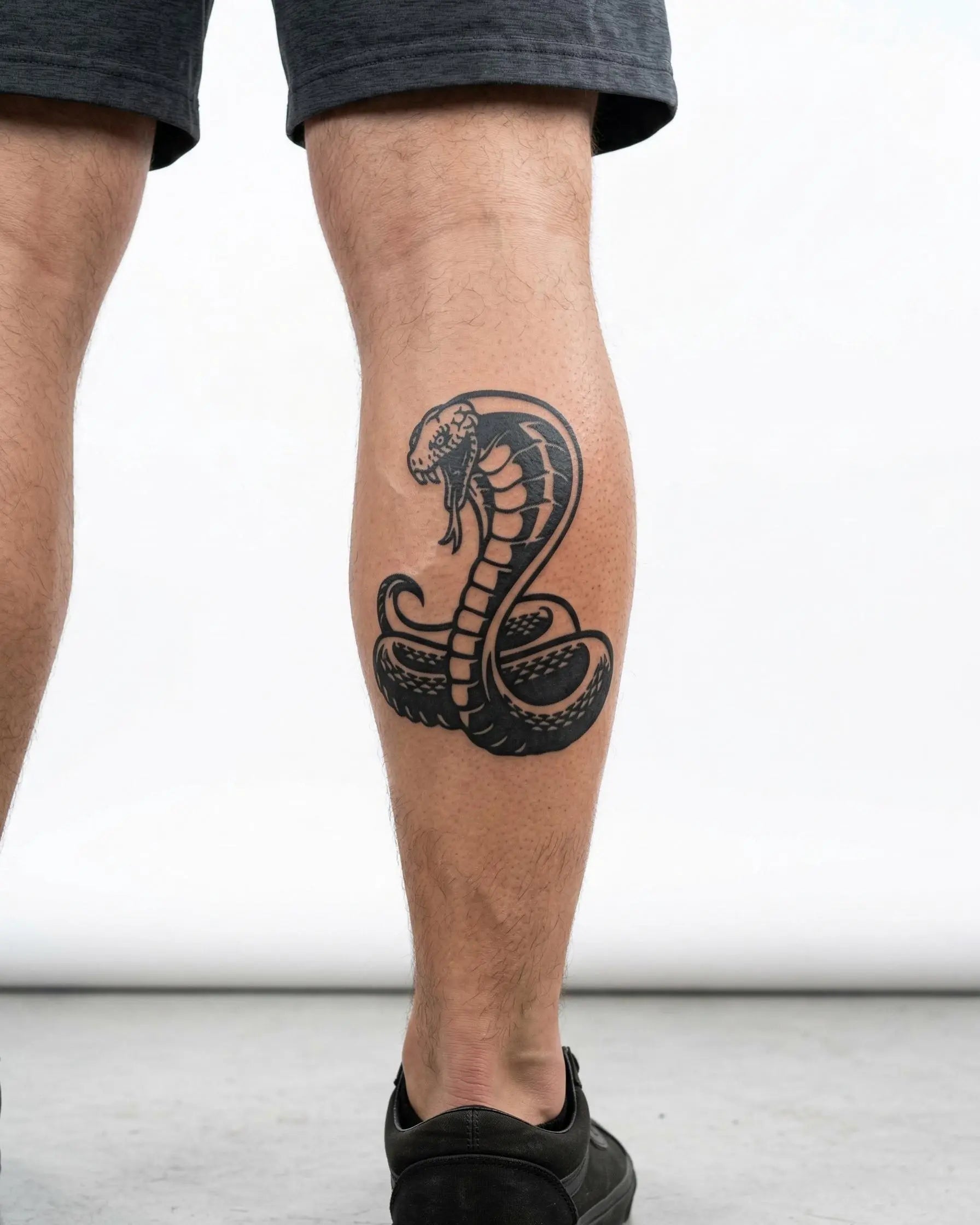 Tatuaggio semi-permanente INKON Cobra Reale applicato su un uomo – design 4 x 7 in (10x17cm), aspetto realistico dell'inchiostro, dura 10 giorni