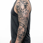 Tatuaggio semi-permanente INKON Praying Hands, Dove & Tribal Roses applicato su un uomo – design 8 x 20 in (20x50cm), aspetto realistico dell'inchiostro, dura 10 giorni