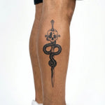 Tatuaggio semi-permanente INKON Serpent & Skull Dagger applicato su un uomo – design 4 x 7 in (10x17cm), aspetto realistico dell'inchiostro, dura 10 giorni
