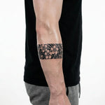 Tatuaggio semi-permanente INKON Bracciale di Fiori di Ciliegio applicato su un uomo – design 2 x 9 in (5x23cm), aspetto realistico dell'inchiostro, dura 10 giorni