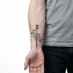 Tatuaggio semi-permanente INKON Floral Compass & Arrow applicato su un uomo – design 3 x 4 in (6x11cm), aspetto realistico dell'inchiostro, dura 10 giorni