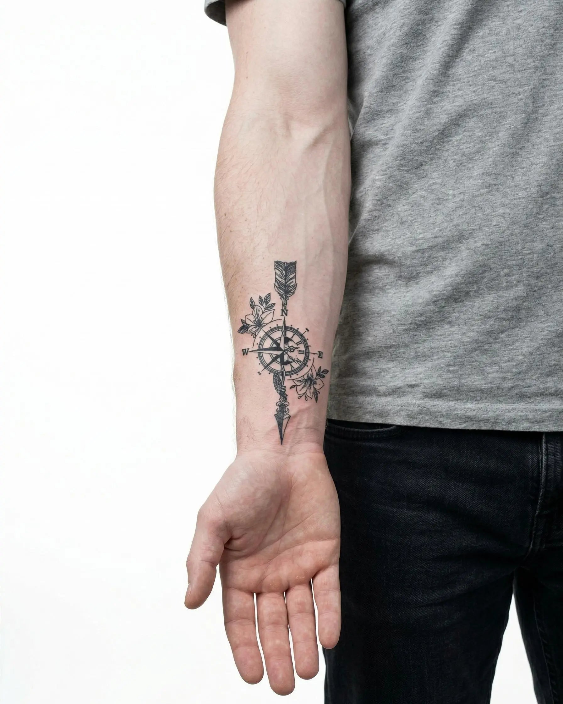 Tatuaggio semi-permanente INKON Floral Compass & Arrow applicato su un uomo – design 3 x 4 in (6x11cm), aspetto realistico dell'inchiostro, dura 10 giorni