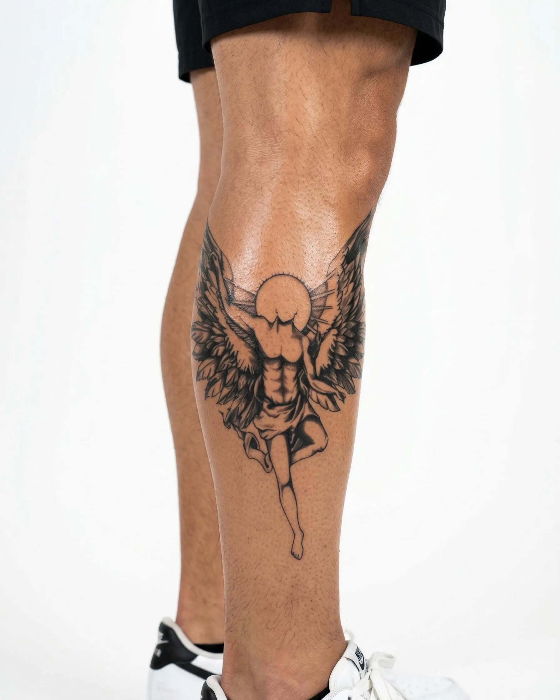 Tatuaggio semi-permanente INKON Guardian Angel applicato su un uomo – design 4 x 8 in (11x21cm), aspetto realistico dell'inchiostro, dura 10 giorni